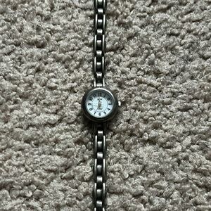 Amitron Now women’s‎ vintage dainty silver chainlink watch OS measurements shown
